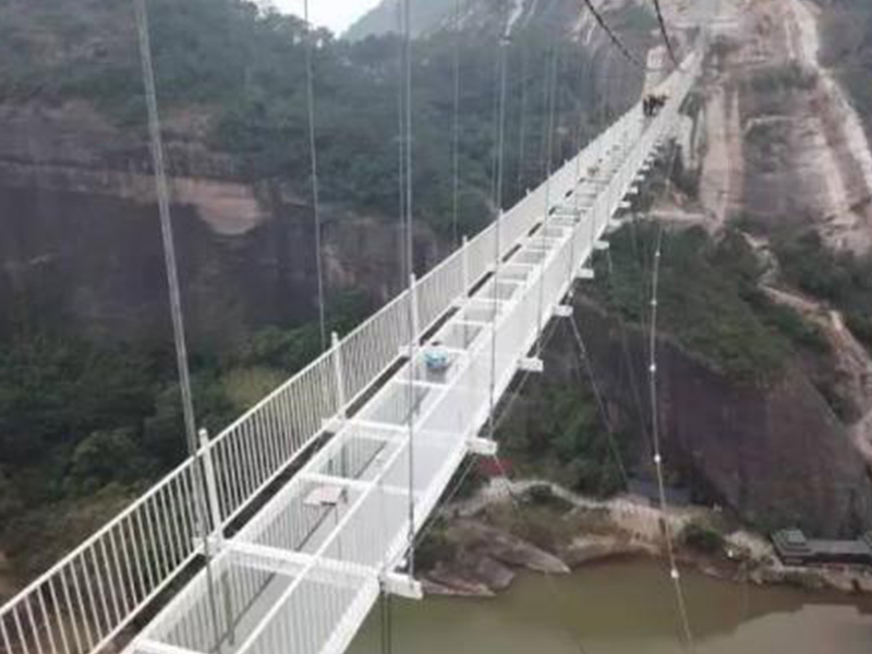 玻璃吊橋受到外國(guó)人質(zhì)疑，不遠(yuǎn)萬里來砸橋，結(jié)局讓人很無奈